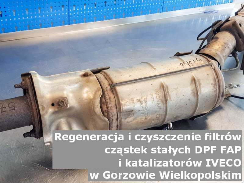 Wypalony z sadzy katalizator marki Iveco, w laboratorium, w Gorzowie Wielkopolskim.