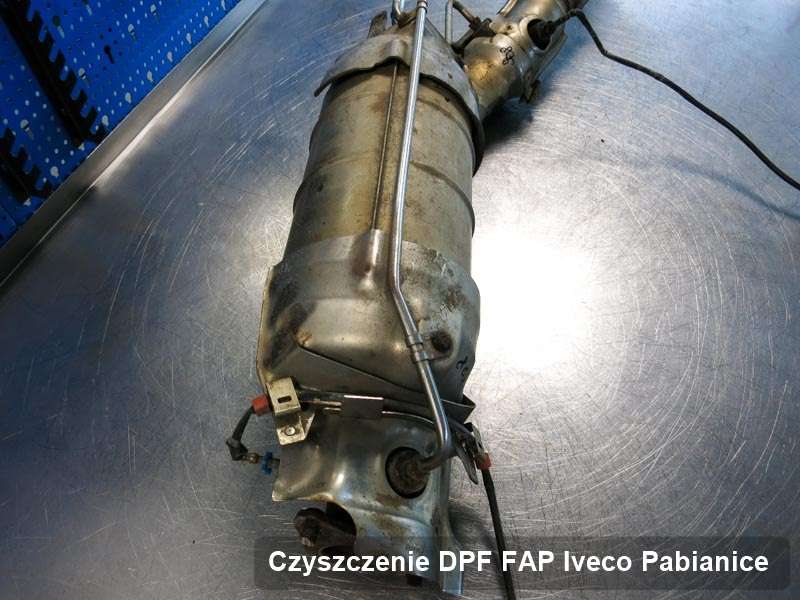 Filtr cząstek stałych do samochodu marki Iveco w Pabianicach oczyszczony w specjalistycznym urządzeniu, gotowy do wysyłki