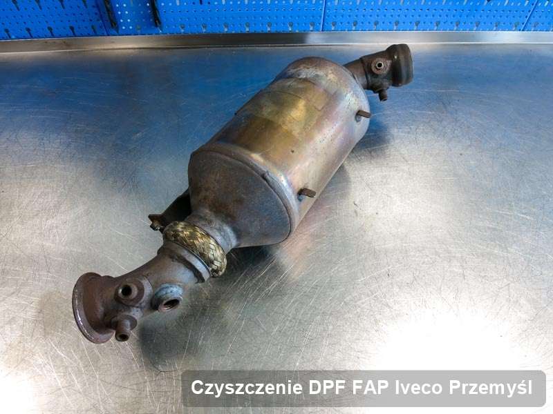Filtr DPF układu redukcji emisji spalin do samochodu marki Iveco w Przemyślu zregenerowany na dedykowanej maszynie, gotowy do instalacji