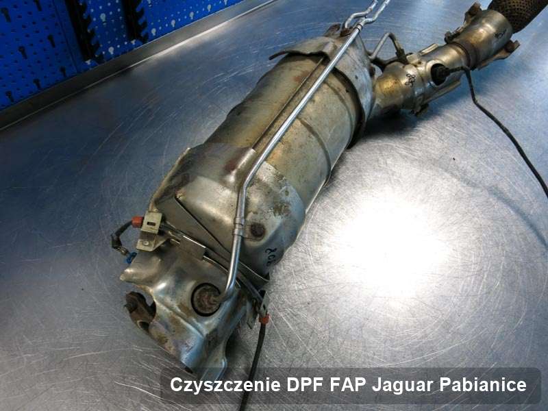 Filtr cząstek stałych DPF do samochodu marki Jaguar w Pabianicach wyremontowany na odpowiedniej maszynie, gotowy do montażu