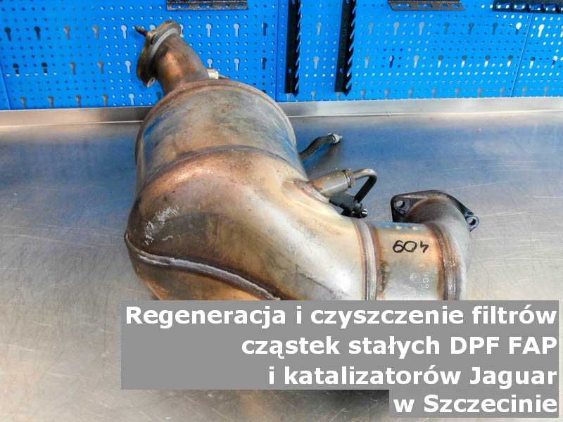 Wypalony z sadzy katalizator marki Jaguar, w warsztatowym laboratorium, w Szczecinie.