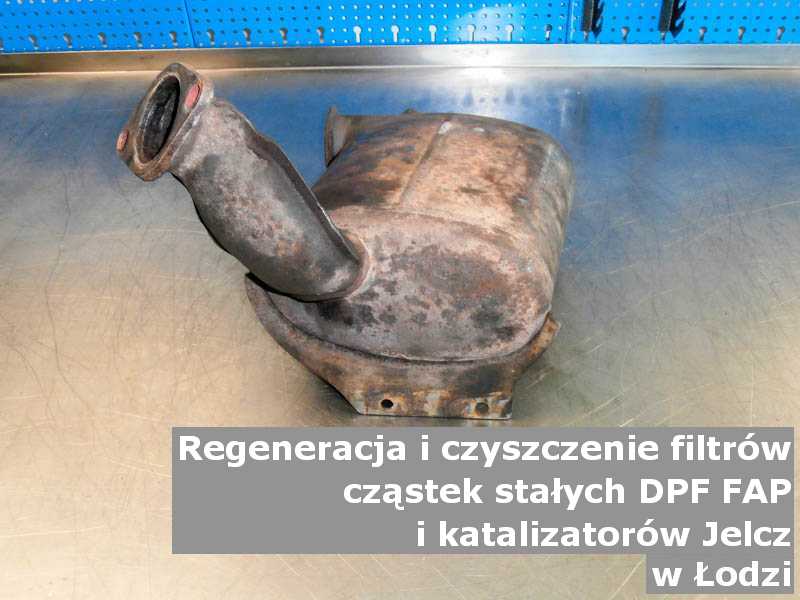 Wypalony z sadzy filtr cząstek stałych DPF marki Jelcz, w specjalistycznej pracowni, w Łodzi.