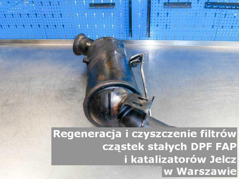 Zregenerowany filtr cząstek stałych marki Jelcz, w pracowni regeneracji na stole, w Warszawie.