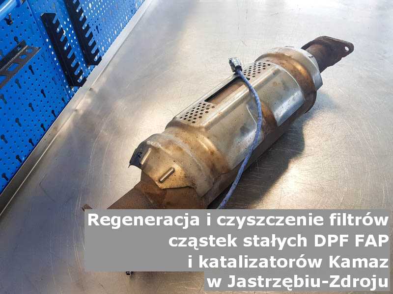 Wypalany katalizator utleniający marki Kamaz, w pracowni laboratoryjnej, w Jastrzębiu-Zdroju.