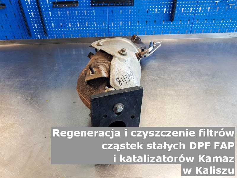 Regenerowany filtr cząstek stałych DPF marki Kamaz, w warsztacie na stole, w Kaliszu.