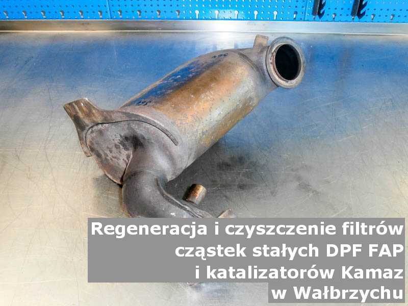 Naprawiony katalizator SCR marki Kamaz, na stole w pracowni regeneracji, w Wałbrzychu.