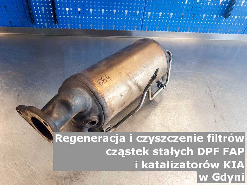 Wypalony z sadzy filtr cząstek stałych DPF marki Kia, w pracowni laboratoryjnej, w Gdyni.