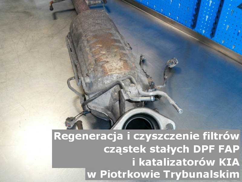 Wypalony z sadzy filtr cząstek stałych DPF/FAP marki Kia, na stole w pracowni regeneracji, w Piotrkowie Trybunalskim.