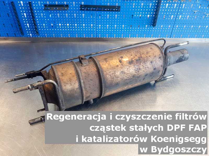 Płukany katalizator SCR marki Koenigsegg, w pracowni regeneracji na stole, w Bydgoszczy.