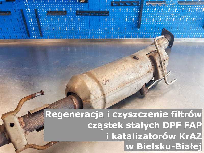 Oczyszczony filtr cząstek stałych DPF/FAP marki KrAZ, w warsztatowym laboratorium, w Bielsku-Białej.