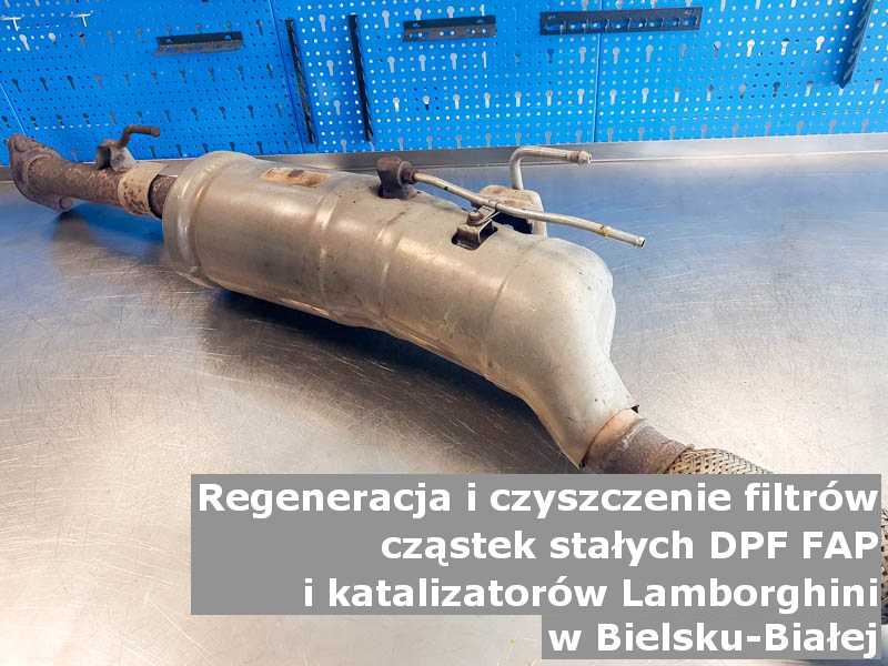 Wypalany filtr DPF marki Lamborghini, na stole w pracowni regeneracji, w Bielsku-Białej.