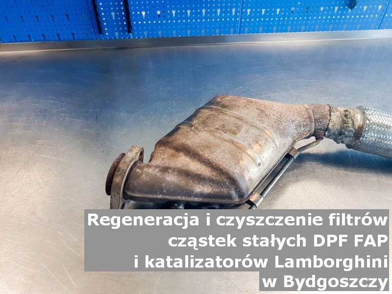 Wypalony katalizator marki Lamborghini, w pracowni regeneracji na stole, w Bydgoszczy.