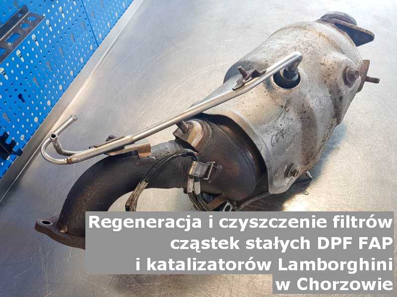 Wypalany filtr cząstek stałych GPF marki Lamborghini, w pracowni regeneracji na stole, w Chorzowie.