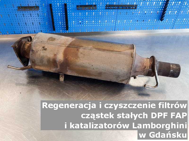 Wypalony z sadzy filtr marki Lamborghini, na stole w pracowni regeneracji, w Gdańsku.