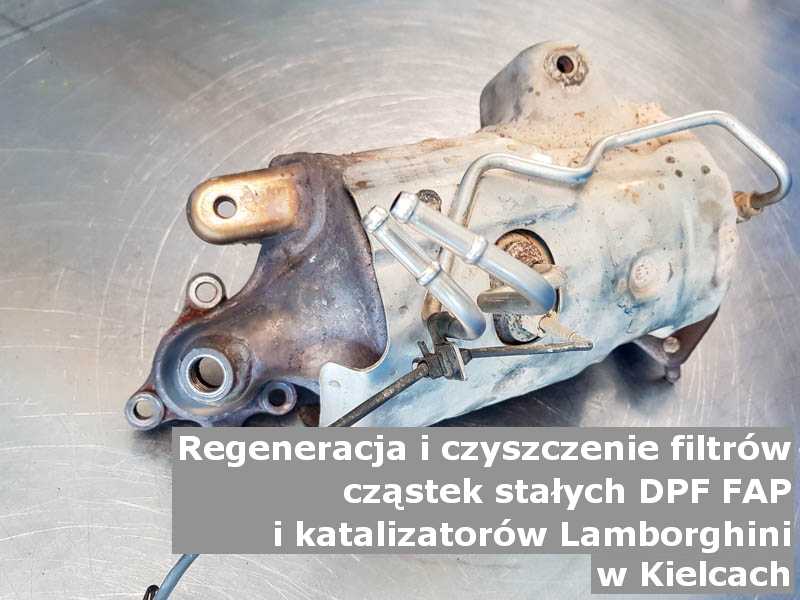 Płukany filtr cząstek stałych marki Lamborghini, w pracowni regeneracji na stole, w Kielcach.