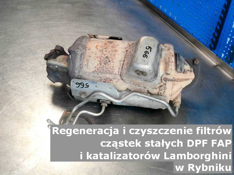 Wypalony filtr cząstek stałych DPF marki Lamborghini, w pracowni regeneracji, w Rybniku.