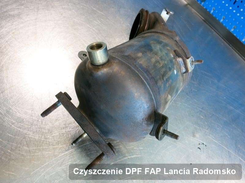 Filtr DPF układu redukcji emisji spalin do samochodu marki Lancia w Radomsku wyremontowany na odpowiedniej maszynie, gotowy do zamontowania
