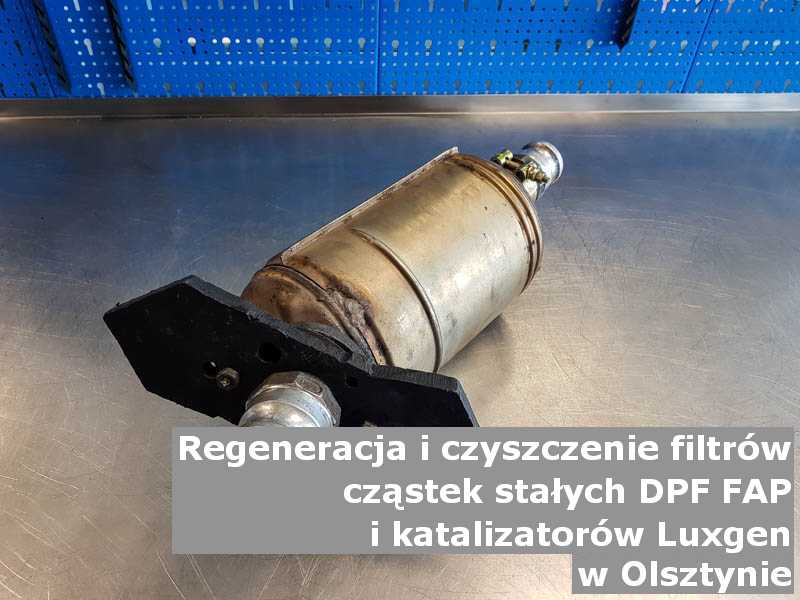 Oczyszczony filtr cząstek stałych marki Luxgen, na stole w pracowni regeneracji, w Olsztynie.