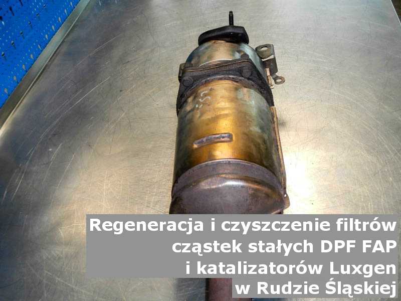 Naprawiany filtr cząstek stałych GPF marki Luxgen, w pracowni regeneracji, w Rudzie Śląskiej.