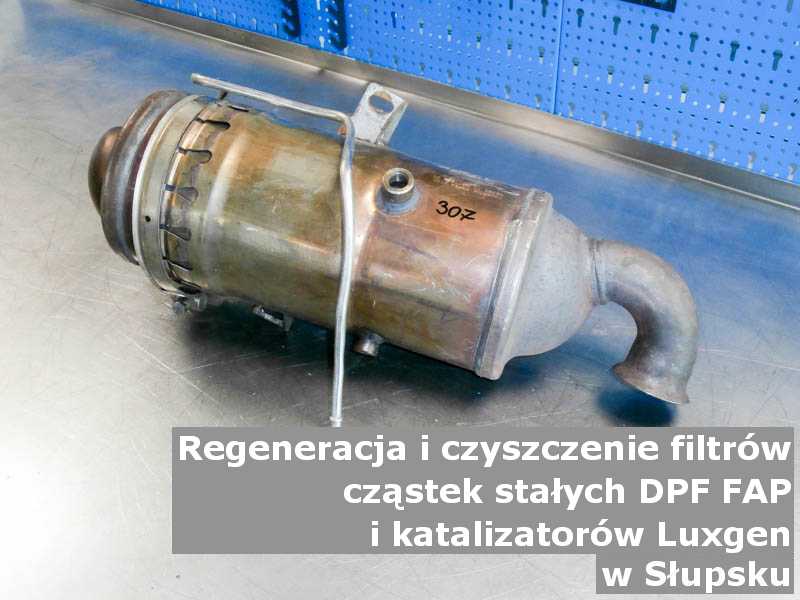 Wypalany filtr cząstek stałych GPF marki Luxgen, na stole w pracowni regeneracji, w Słupsku.