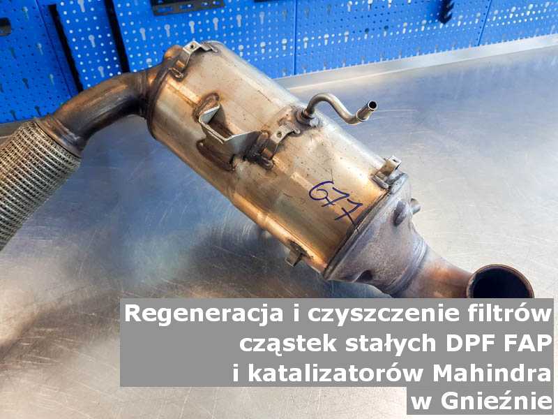 Umyty filtr DPF marki Mahindra, w pracowni regeneracji na stole, w Gnieźnie.