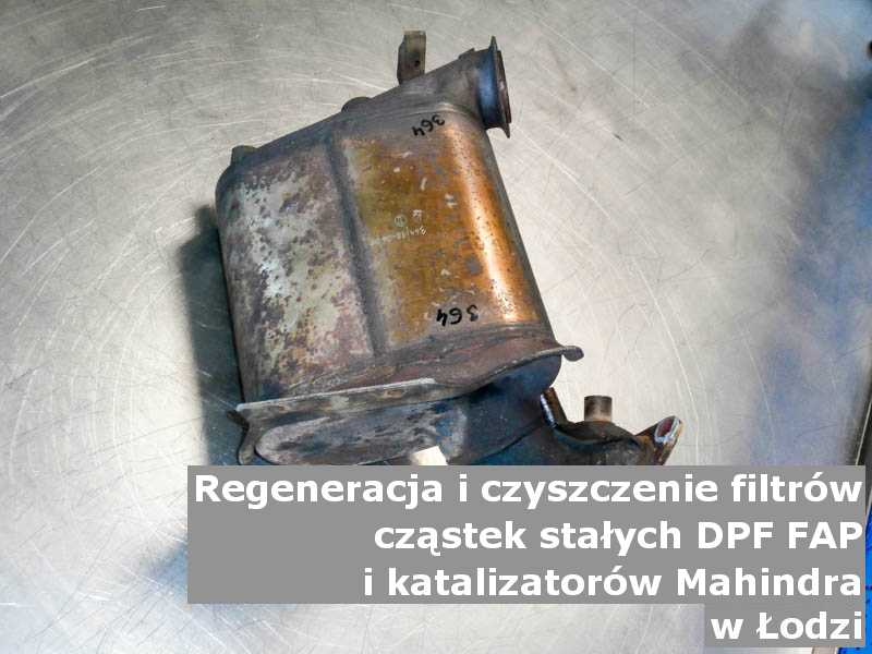 Regenerowany filtr cząstek stałych marki Mahindra, na stole w pracowni regeneracji, w Łodzi.