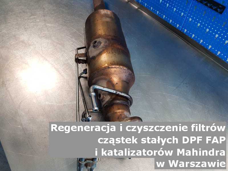 Wypalony filtr cząstek stałych DPF marki Mahindra, w pracowni regeneracji na stole, w Warszawie.