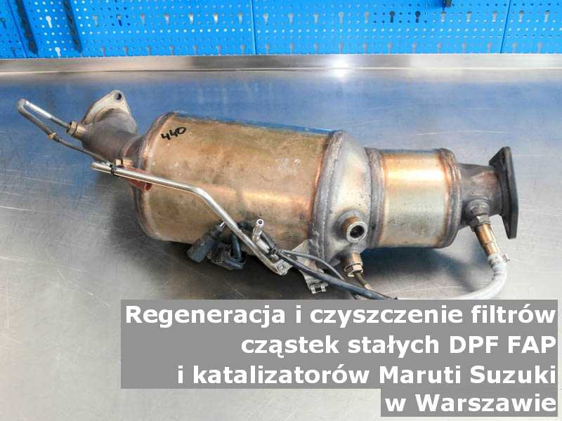 Wypłukany filtr cząstek stałych GPF marki Maruti Suzuki, w pracowni regeneracji na stole, w Warszawie.