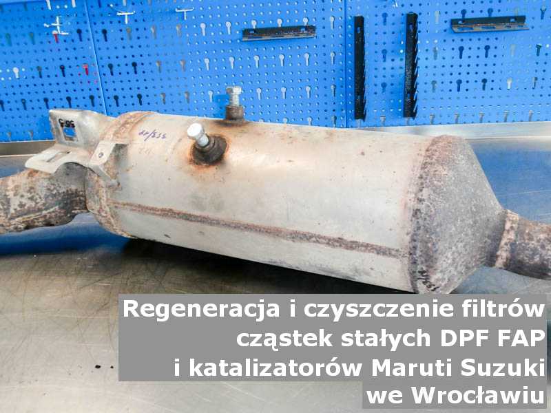 Płukany filtr marki Maruti Suzuki, w pracowni regeneracji na stole, w Wrocławiu.