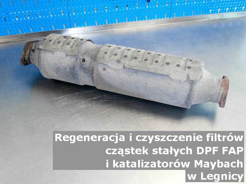 Naprawiany filtr cząstek stałych DPF marki Maybach, na stole w pracowni regeneracji, w Legnicy.