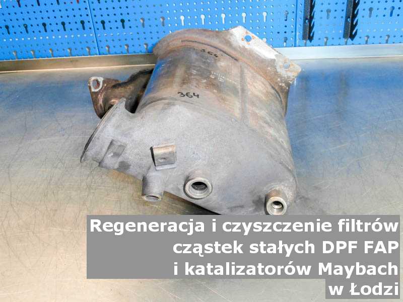 Wypalany filtr cząstek stałych GPF marki Maybach, w pracowni regeneracji na stole, w Łodzi.