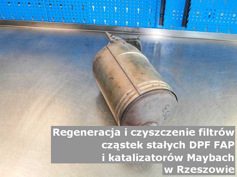 Naprawiany filtr marki Maybach, na stole w pracowni regeneracji, w Rzeszowie.