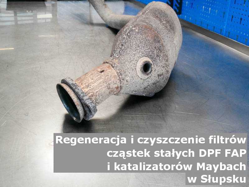Naprawiony filtr cząstek stałych DPF/FAP marki Maybach, na stole w pracowni regeneracji, w Słupsku.