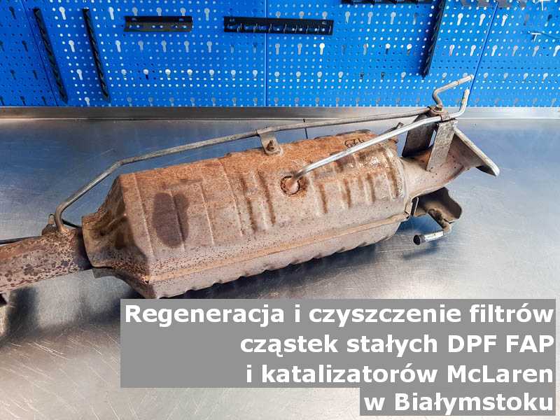 Wypalony katalizator SCR marki McLaren, na stole w pracowni regeneracji, w Białymstoku.