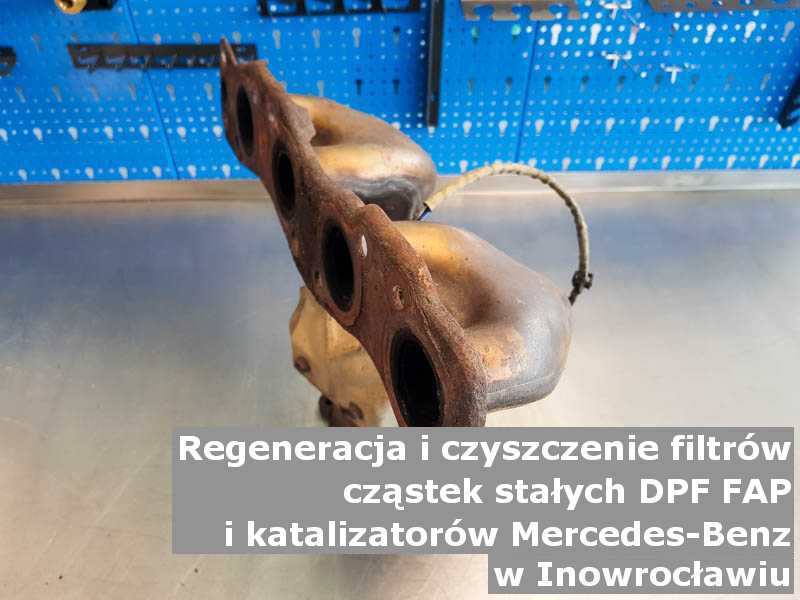 Naprawiany filtr DPF marki Mercedes Benz, na stole w pracowni regeneracji, w Inowrocławiu.