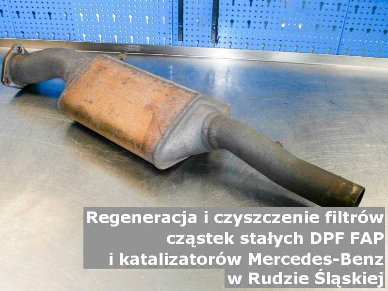 Płukany filtr cząstek stałych GPF marki Mercedes Benz, na stole, w Rudzie Śląskiej.