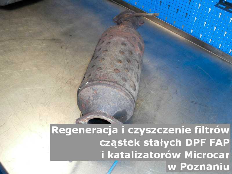 Wypalany filtr cząstek stałych marki Microcar, w pracowni regeneracji na stole, w Poznaniu.