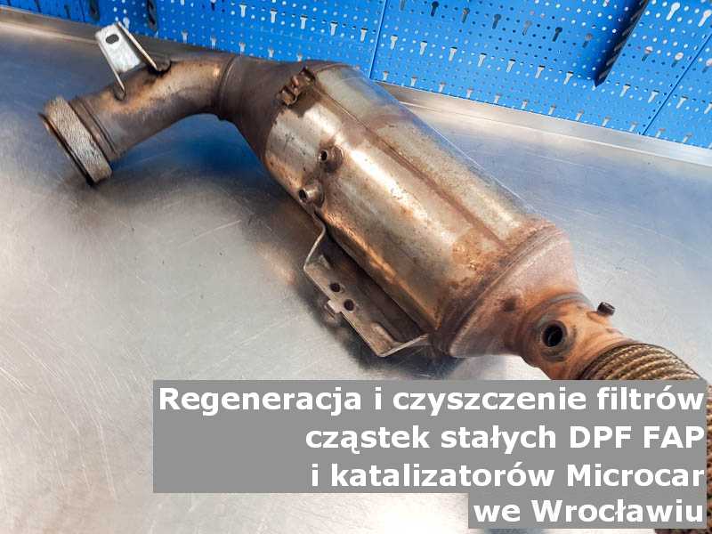 Regenerowany katalizator SCR marki Microcar, na stole w pracowni regeneracji, w Wrocławiu.