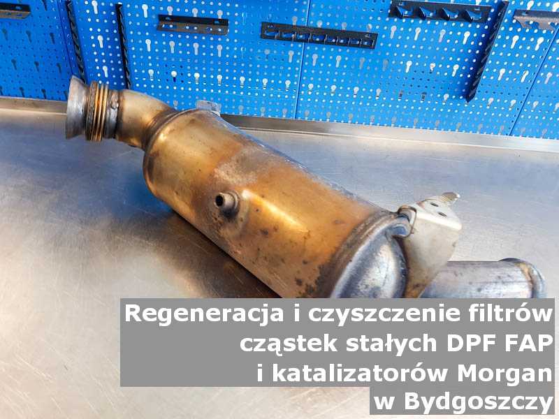 Wypalony filtr cząstek stałych GPF marki Morgan, na stole, w Bydgoszczy.