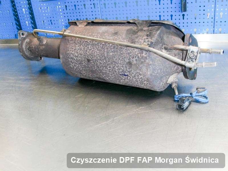 Filtr cząstek stałych DPF do samochodu marki Morgan w Świdnicy wyremontowany w specjalnym urządzeniu, gotowy do montażu