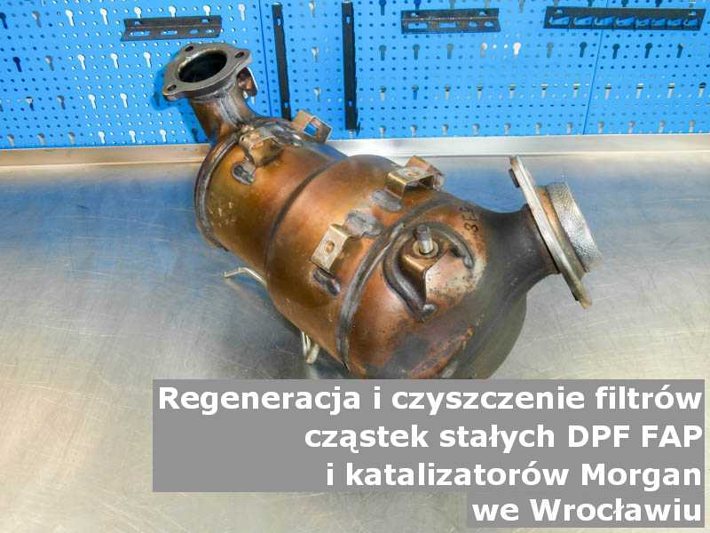 Naprawiony katalizator SCR marki Morgan, w pracowni regeneracji na stole, w Wrocławiu.