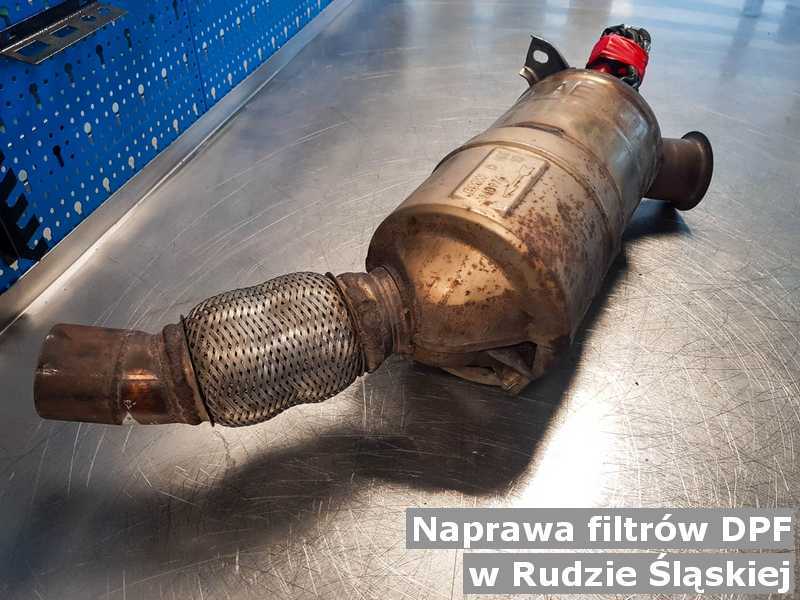 Naprawiany filtr czastek stałych DPF w Rudzie Śląskiej po naprawie w warsztacie samochodowym.
