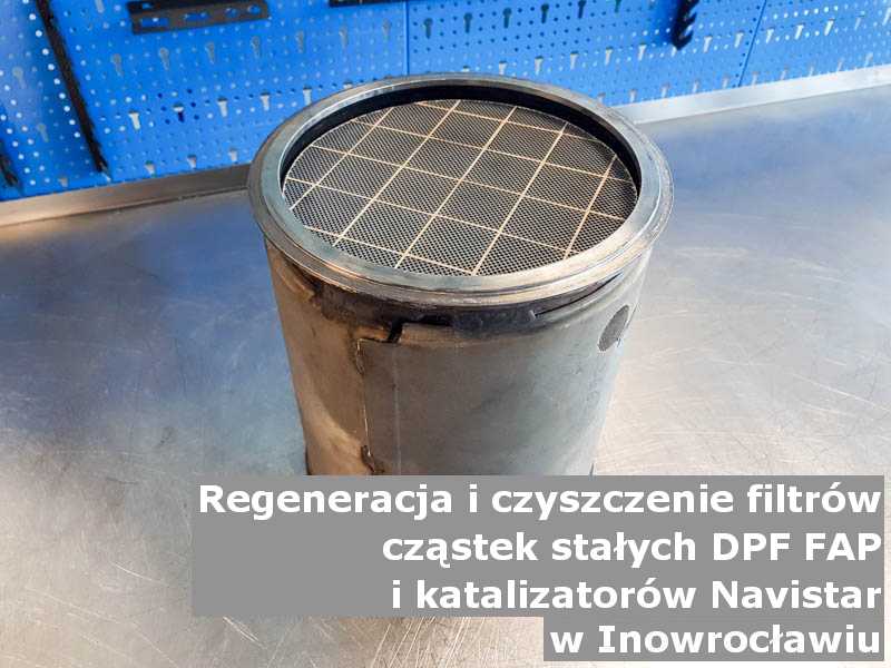 Wypalony filtr cząstek stałych DPF marki Navistar, w warsztacie, w Inowrocławiu.