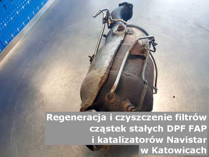 Wypalony katalizator SCR marki Navistar, na stole w pracowni regeneracji, w Katowicach.