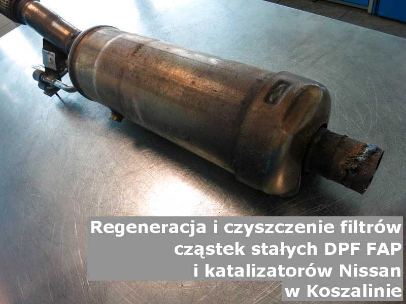 Czyszczony katalizator utleniający marki Nissan, w warsztatowym laboratorium, w Koszalinie.