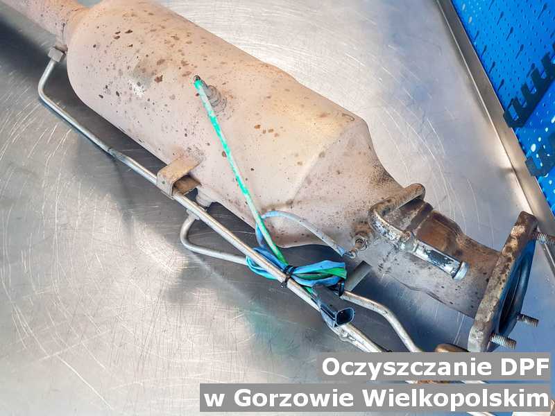 Filtr cząstek stałych DPF pod Gorzowem Wielkopolskim w pracowni na stole po oczyszczaniu, przed wysyłką.