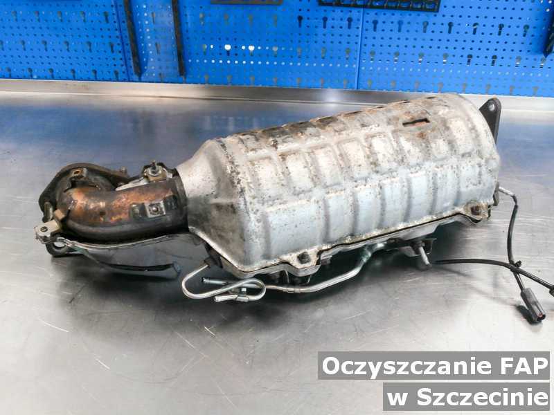 Filtr cząstek stałych w Szczecinie w warsztacie samochodowym po oczyszczaniu, przygotowywany do wysłania.