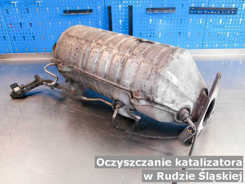 Reaktor katalityczny w Rudzie Śląskiej w warsztacie oczyszczony, przygotowywany do wysłania.