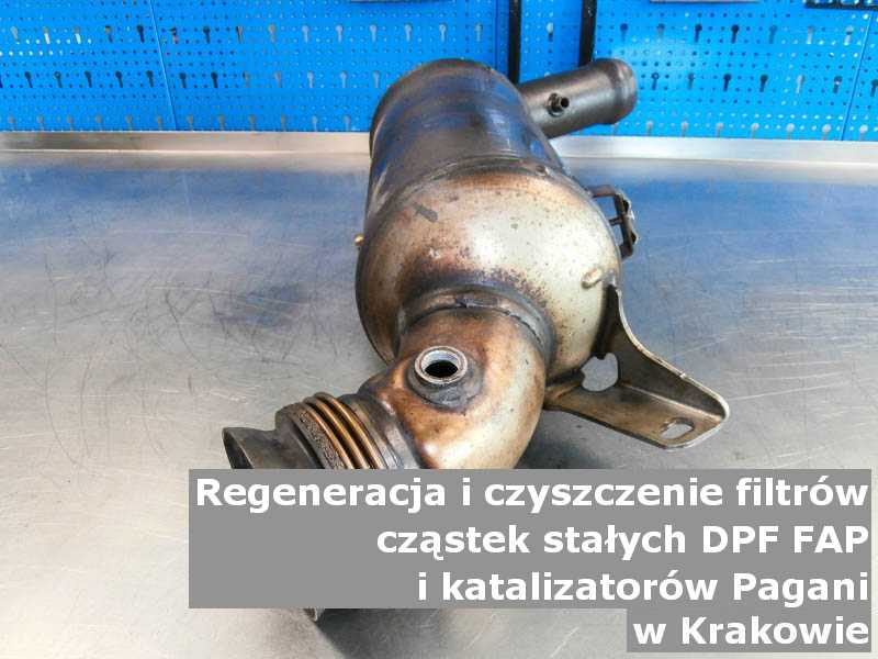 Wypalony katalizator marki Pagani, na stole w pracowni regeneracji, w Krakowie.