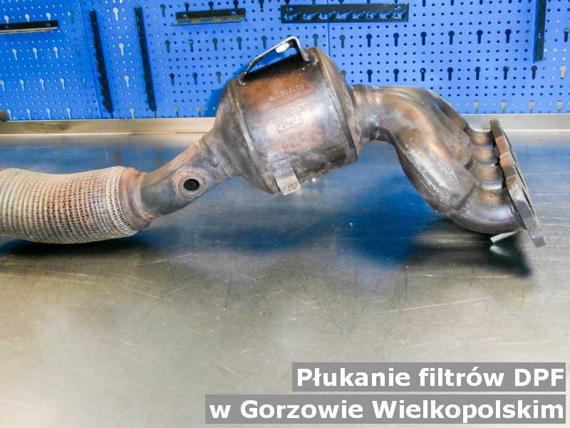Filtr cząstek stałych z Gorzowa Wielkopolskiego w warsztatowej pracowni po płukaniu bez zanieczyszczeń, przygotowywany do wysłania.
